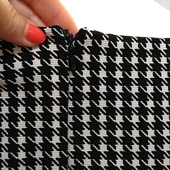 New York & Company Black/White Ruffle Sheath Dress. Size S/M - Picture 8 of 12